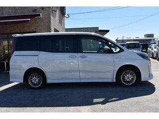 2021 Toyota Noah III (R80) Рестайлинг, белый, 2110000 рублей, вид 5