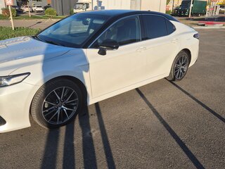 2022 Toyota Camry VIII (XV70) Рестайлинг, белый, 3000000 рублей, вид 3