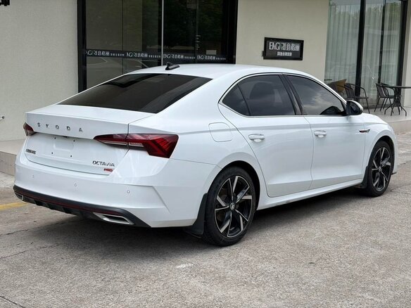 2023 Skoda Octavia IV (A8), белый, 2100000 рублей - вид 3