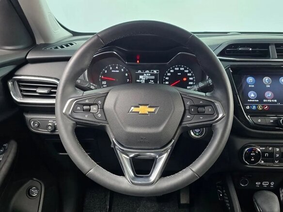 2023 Chevrolet TrailBlazer III Рестайлинг, белый, 1670000 рублей - вид 12