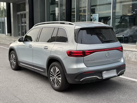 2025 Mercedes-Benz EQB 260 I Рестайлинг, серебристый, 4760000 рублей, вид 3