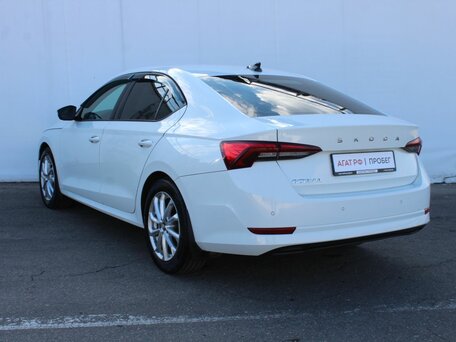 2021 Skoda Octavia IV (A8), белый, 1890000 рублей, вид 5