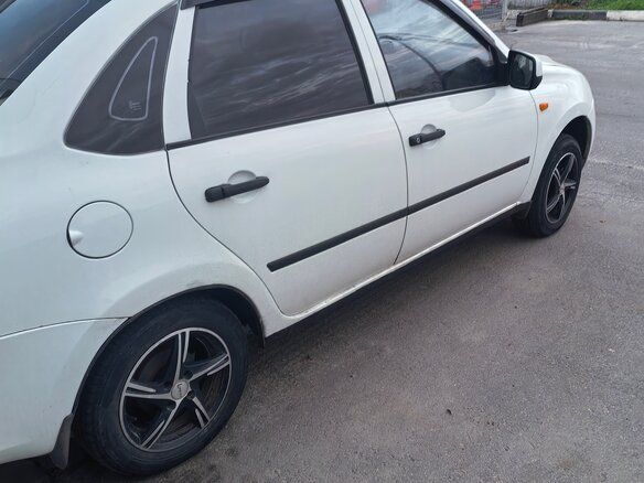 2013 Lada (ВАЗ) Granta I, белый, 270000 рублей - вид 2