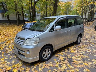2001 Toyota Noah I (R60), серебристый, 950000 рублей, вид 1
