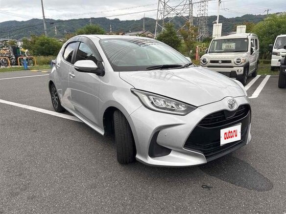2021 Toyota Yaris IV, серебристый, 980000 рублей - вид 1