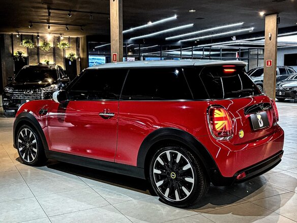 2023 Mini Hatch Cooper III (F55/F56) Рестайлинг 2, красный, 3450200 рублей - вид 3