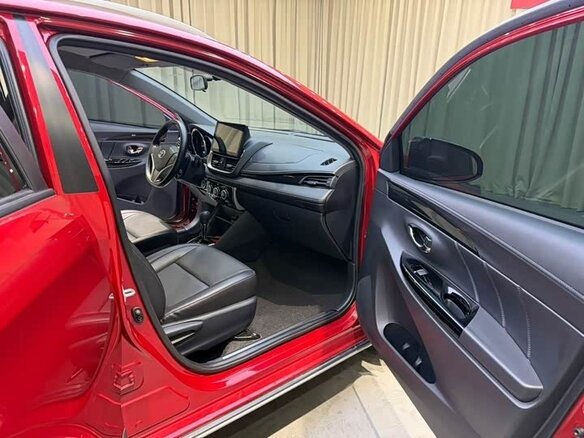 2023 Toyota Yaris L X XP150 Рестайлинг, красный, 1067000 рублей - вид 13