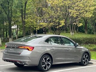 2023 Skoda Octavia IV (A8), серый, 2060000 рублей, вид 4
