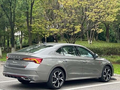 2023 Skoda Octavia IV (A8), серый, 2060000 рублей, вид 4