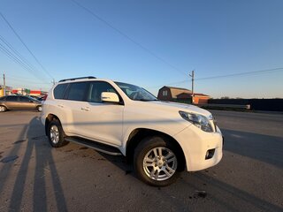 2013 Toyota Land Cruiser Prado 150 Series, белый, 3200000 рублей, вид 3