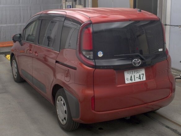 2023 Toyota Sienta III, красный, 1139000 рублей - вид 2