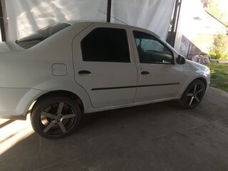 2015 Renault Logan I Рестайлинг, белый, 300000 рублей, вид 2