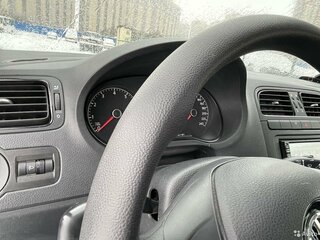 2015 Volkswagen Polo V Рестайлинг, белый, 1050000 рублей, вид 2