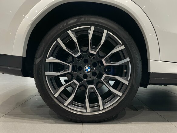 2024 BMW X6 40i III (G06) Рестайлинг, белый, 11960000 рублей - вид 32