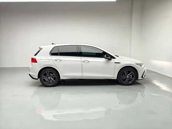 2023 Volkswagen Golf VIII, белый, 1600047 рублей - вид 4