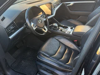 2018 Volkswagen Touareg III, чёрный, 4050000 рублей, вид 5