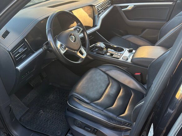 2018 Volkswagen Touareg III, чёрный, 4050000 рублей - вид 4