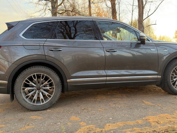 2018 Volkswagen Touareg III, серый, 5250000 рублей - вид 5