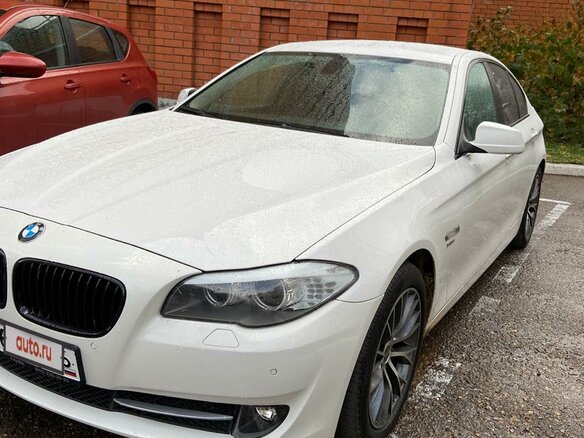 2011 BMW 5 серии 530d xDrive VI (F10/F11/F07), белый - вид 1