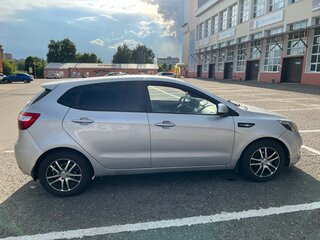 2012 Kia Rio 5-speed III, серебристый, 720000 рублей, вид 2