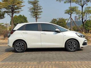 2023 Honda Fit Crosstar IV Рестайлинг, белый, 1400000 рублей, вид 4