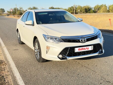 2017 Toyota Camry VII (XV50) Рестайлинг, белый, 1640000 рублей, вид 4