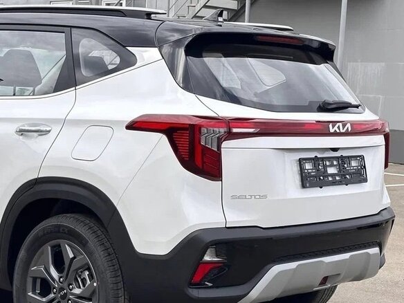 2023 Kia Seltos I Рестайлинг, белый, 1980000 рублей - вид 3