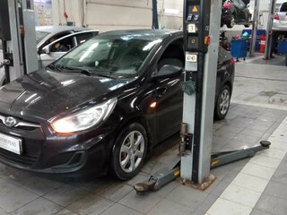 2013 Hyundai Solaris I, чёрный, 635000 рублей, вид 1
