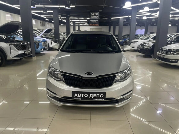 2015 Kia Rio III Рестайлинг, серебристый, 1000000 рублей - вид 1