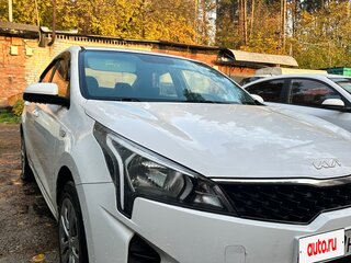 2021 Kia Rio IV Рестайлинг, белый, 950000 рублей, вид 4