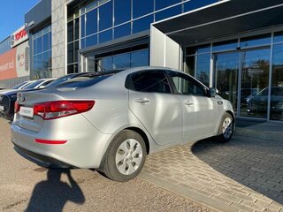 2016 Kia Rio III Рестайлинг, серебристый, 1050000 рублей, вид 4