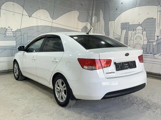 2009 Kia Cerato 4-speed II, белый, 700000 рублей, вид 3