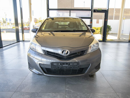 2013 Toyota Vitz III (XP130), серый, 950000 рублей, вид 2