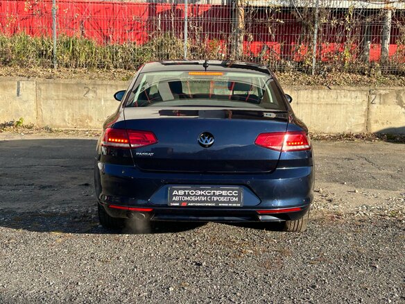 2017 Volkswagen Passat B8, синий, 1450000 рублей - вид 5