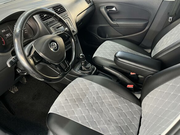 2017 Volkswagen Polo V Рестайлинг, серебристый, 933910 рублей - вид 16