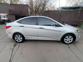 2014 Hyundai Solaris I Рестайлинг, серебристый, 850000 рублей, вид 3