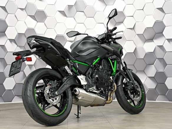 2025 Kawasaki Z 650, серый, 977000 рублей - вид 6