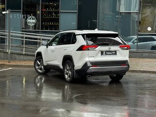 2021 Toyota RAV4 V (XA50), белый, 2575000 рублей, вид 4