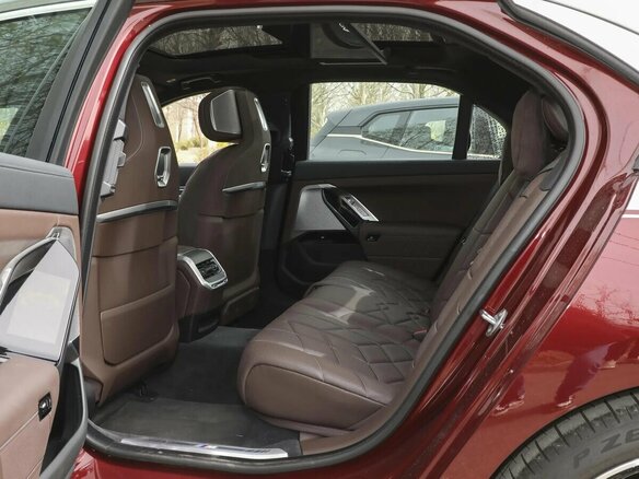 2025 BMW 7 серии 740i xDrive VII (G70), красный, 16760000 рублей - вид 20
