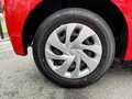 2023 Toyota Yaris IV, красный, 1073000 рублей - вид 10