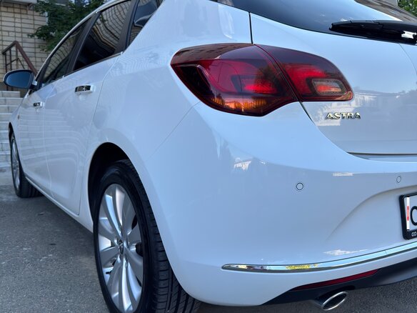 2013 Opel Astra J Рестайлинг, белый, 930000 рублей - вид 5