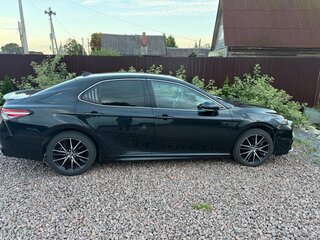 2023 Toyota Camry VIII (XV70) Рестайлинг, чёрный, 4550000 рублей, вид 4