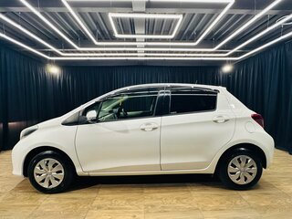 2013 Toyota Vitz III (XP130), белый, 759000 рублей, вид 3