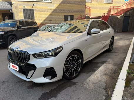 2024 BMW 5 серии Long 530Li xDrive VIII (G60/G61/G68), белый, 9000000 рублей, вид 1
