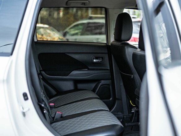 2015 Mitsubishi Outlander III Рестайлинг 2, белый, 1625000 рублей - вид 10