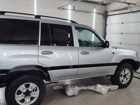 2004 Toyota Land Cruiser 105 100 Series Рестайлинг 1, серебристый - вид 33