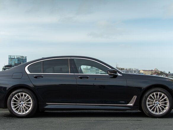 2015 BMW 7 серии 730d xDrive VI (G11/G12), чёрный, 2700000 рублей - вид 1