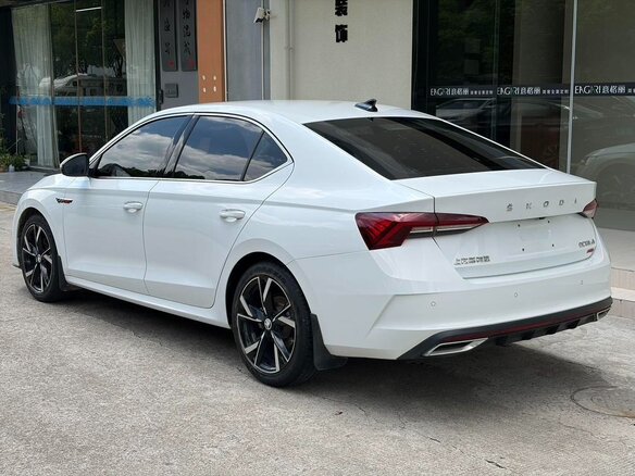 2023 Skoda Octavia IV (A8), белый, 2100000 рублей - вид 4