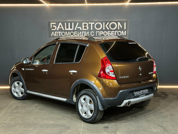 2013 Renault Sandero Stepway I, коричневый, 575000 рублей - вид 5