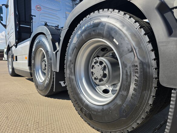 2026 Volvo FH 540, серебристый, 26000000 рублей - вид 4